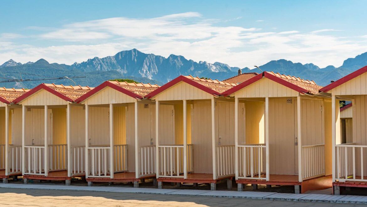 Le cabine storiche degli stabilimenti di Forte dei Marmi con le Apuane