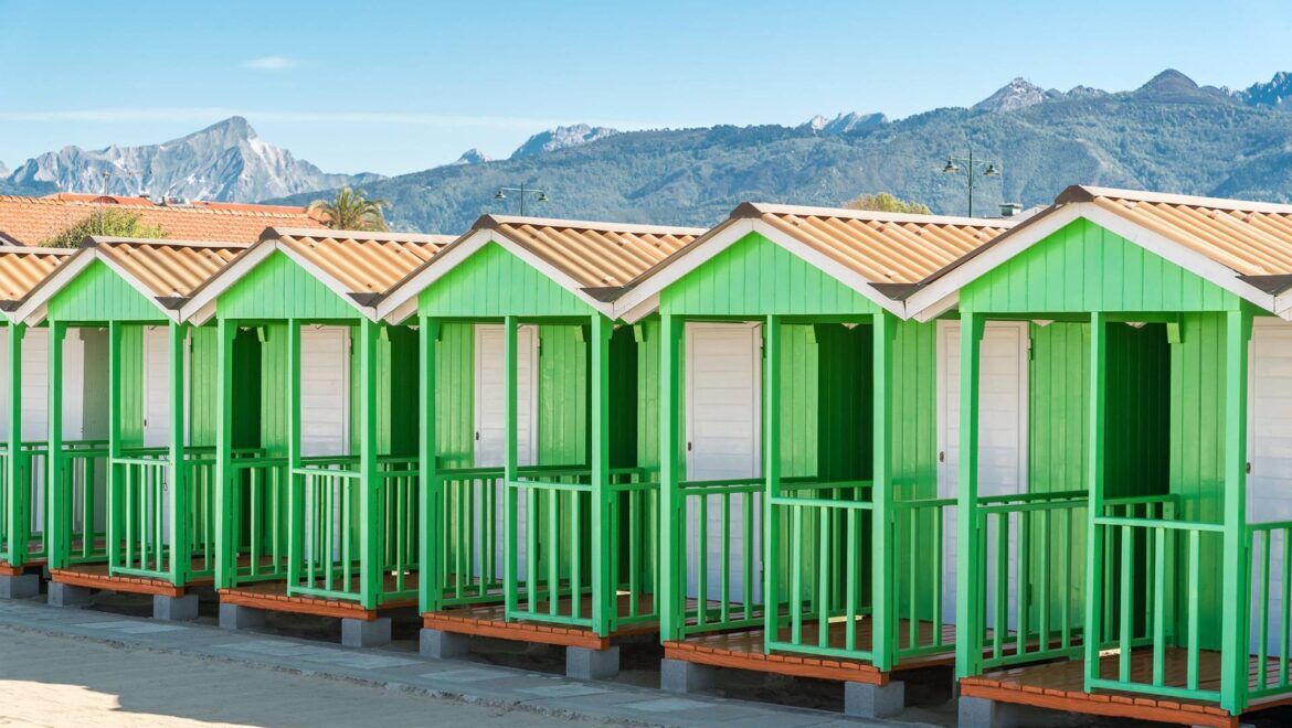 Le cabine sulla spiaggia quieta con le Alpi Apuane alle spalle