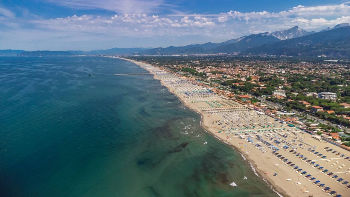 La costa di Forte dei Marmi con il pontile e le Alpi Apuane vista dall'alto