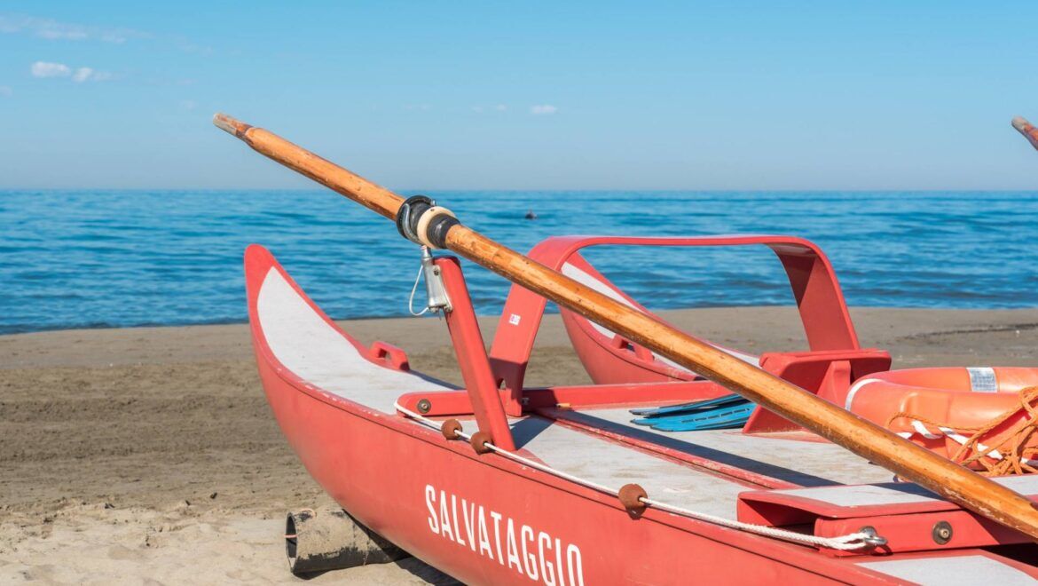 Il patino di salvataggio sulla spiaggia di Forte dei Marmi