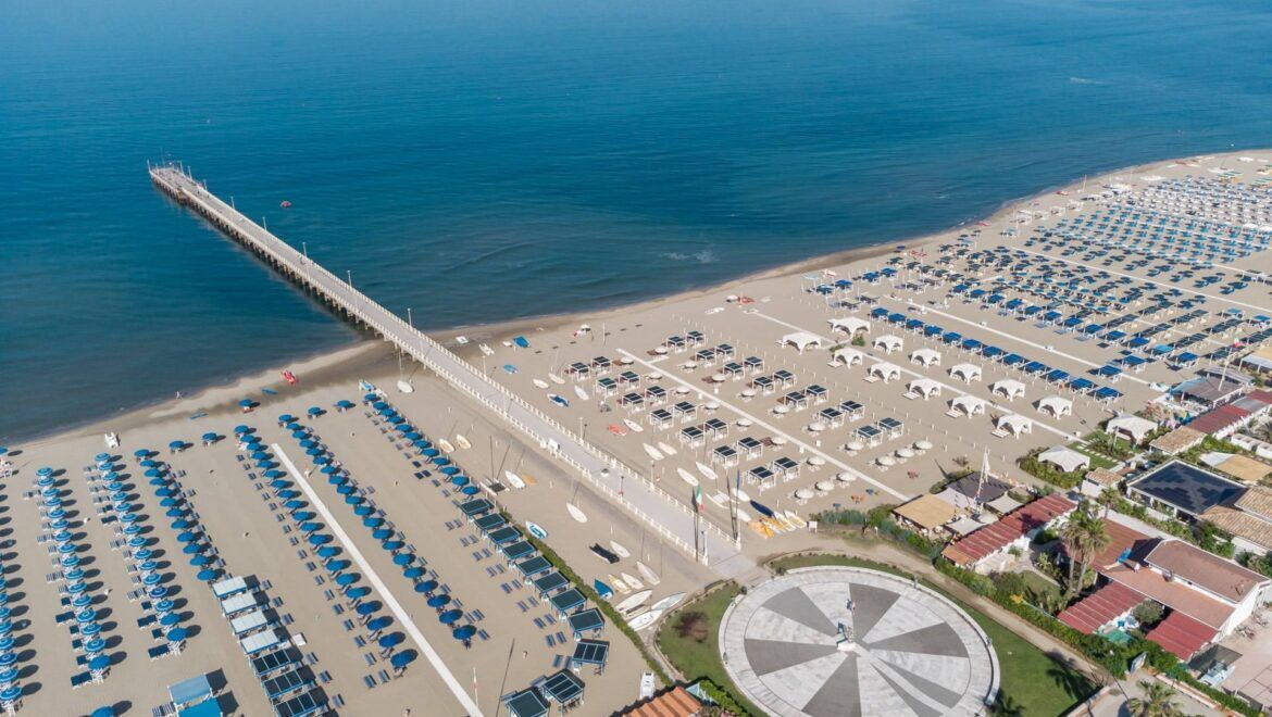 Il pontile di Forte dei Marmi visto dall'alto